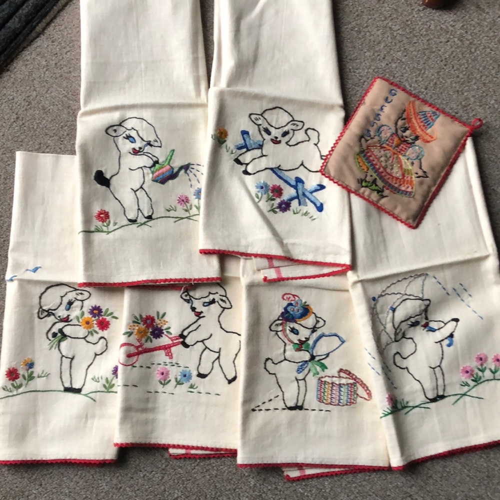 Vintage 1940s Hand Embroidered Linen Tea Hand Towels